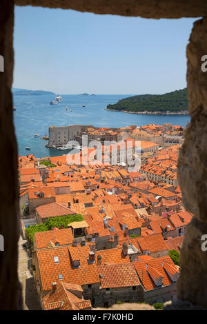 Dubrovnik, Croatie, comté de Dubrovnik-Neretva. Vue sur les toits de la vieille ville de la Tour Minceta. Bateaux dans le Vieux Port. Banque D'Images