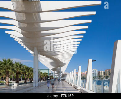 Malaga, Costa del Sol, la province de Malaga, Andalousie, Espagne du sud. Muelle Uno (Dock). Promenade en bord de mer au port de Malaga. Banque D'Images