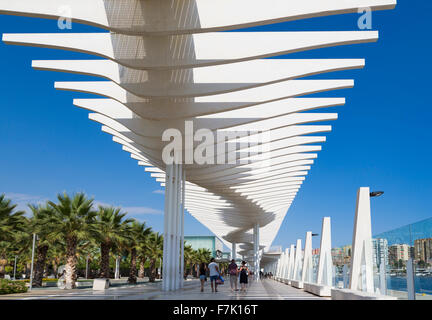 Malaga, Costa del Sol, la province de Malaga, Andalousie, Espagne du sud. Muelle Uno (Dock). Promenade en bord de mer au port de Malaga. Banque D'Images