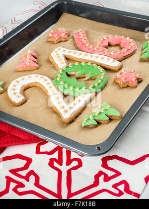 Home-made gingerbread cookies en forme de nouveaux chiffres de l'année 2016 sur la plaque de cuisson Banque D'Images