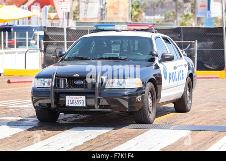 La police de Santa Monica voiture garée en face de l'embarcadère. Banque D'Images