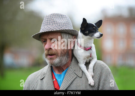 L'homme avec son chien sur son épaule drôles humour animaux fun Banque D'Images