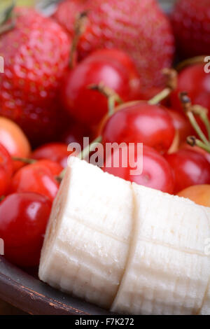 La composition avec fruits fraise banane cerise Banque D'Images