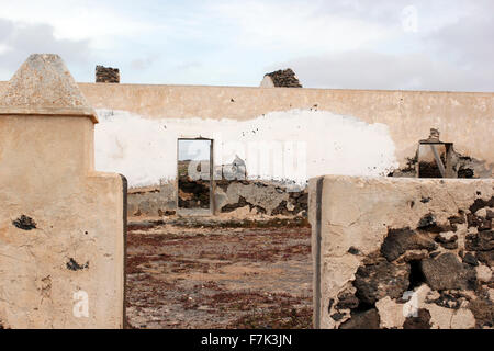 Vestiges d'une ancienne maison traditionnelle dans des champs de lave près de Lajares Fuerteventura Canaries Espagne Banque D'Images