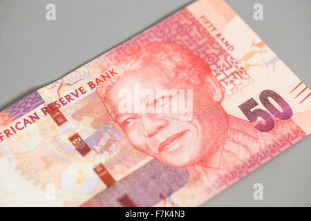Cinquante Rand Sud Africain sur fond gris Banque D'Images