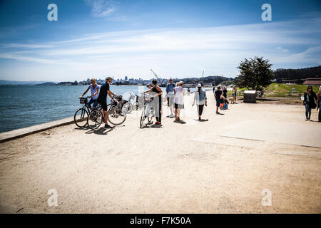 Les gens à vélo dans le Presidio près du Golden Gate Bridge à San Francisco Banque D'Images