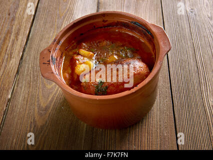 Le cassoulet de Castelnaudary - cocotte mijotés originaires du sud de la France, contenant de la viande (généralement des saucisses de porc Banque D'Images