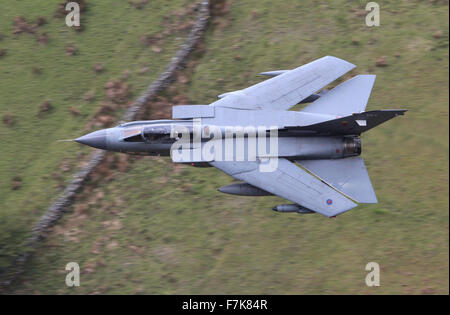 RAF Tornado Gr4 avion sur un exercice de vol à basse altitude au Pays de Galles, Royaume-Uni, mai, 2015. Banque D'Images