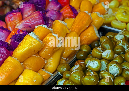 Pickles préparés en chambre, exposés en vrac à la vente.Une cuisine traditionnelle roumaine. Banque D'Images