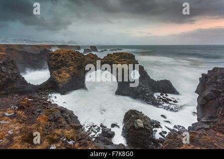 Parmi les formations de roche de l'océan orageux, Amarstapi, Islande, de Snæfellsnes Banque D'Images