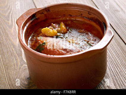 Le cassoulet de Castelnaudary - cocotte mijotés originaires du sud de la France, contenant de la viande (généralement des saucisses de porc Banque D'Images