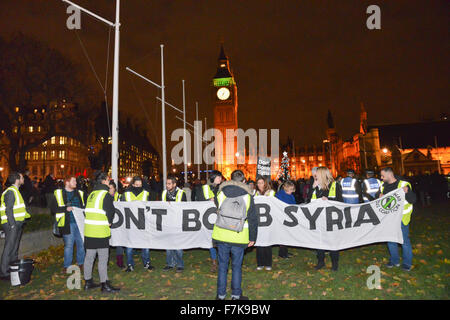 Westminster, London, UK. 1er décembre 2015. Des milliers assister à la bombe La Syrie n'est pas protester contre le Parlement Banque D'Images