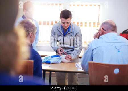 Instructeur de secourisme RCR enseignement classe mannequin Banque D'Images