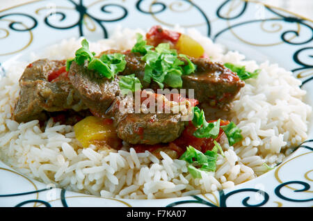 Alinazik kebab - home-style plat turc . surmonté de cubes d'agneau sautés, servi avec du riz pilaf. Banque D'Images