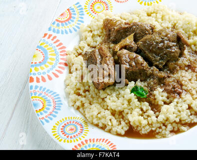 Kusksu - Libyan couscous aux légumes et boeuf épicé.Cuisine Libanaise Banque D'Images