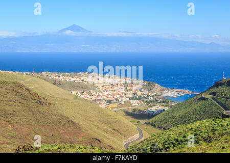 Une photographie de San Sebastian de La Gomera dans les canaries, espagne. Le Mont Teide peut être vu dans l'arrière-plan. Banque D'Images