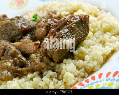 Kusksu - Libyan couscous aux légumes et boeuf épicé.Cuisine Libanaise Banque D'Images