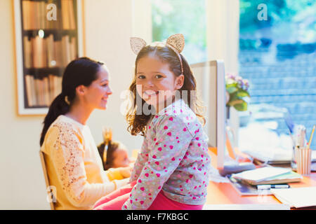 Portrait fille mignonne avec serre-tête oreilles de souris Banque D'Images