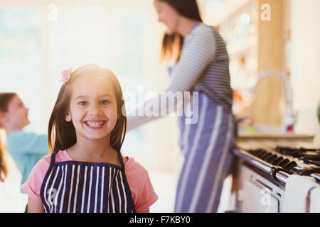 Portrait jeune fille enthousiaste avec sourire à pleines dents dans la cuisine Banque D'Images