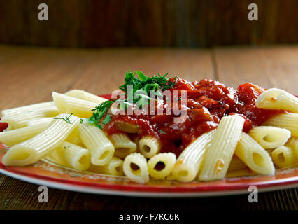 Pâtes penne avec sauce sauce arrabiata. sauce épicée pour les pâtes faites de l'ail, tomates, piments rouges et cuit dans l'huile d'olive Banque D'Images