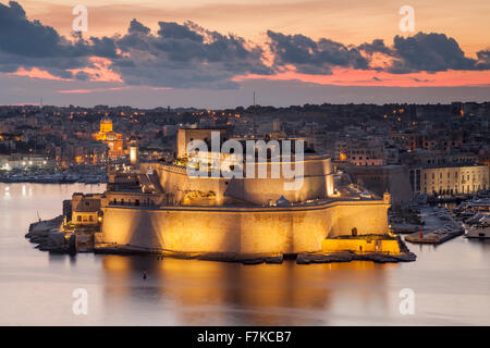 L'aube à Fort Saint Angelo, Il-Birgu, Malte. Une vue de la Valette. Banque D'Images