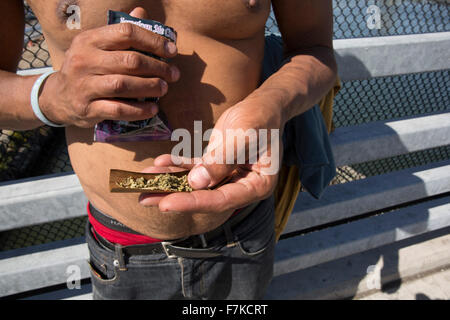 La K2 a été une épidémie dans Harlem New York City. K2 est synthétique marijuiana qui s'est avéré que les utilisateurs catatoniques. Banque D'Images