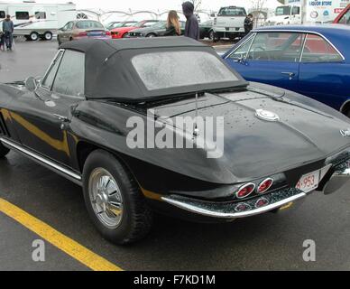Une belle Corvette 1965 aux enchères. Banque D'Images