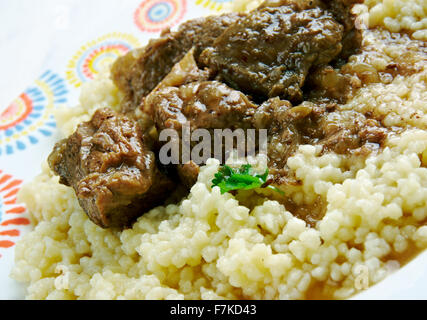 Kusksu - Libyan couscous aux légumes et boeuf épicé.Cuisine Libanaise Banque D'Images