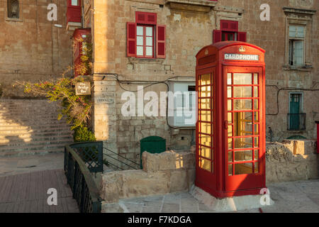 Boîte de téléphone rouge à La Valette, Malte. Banque D'Images