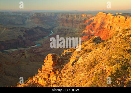 Les parois du canyon du fleuve du Colorado et de Desert View, donnent sur le Parc National du Grand Canyon, Arizona USA Banque D'Images