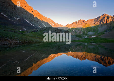 Montagnes reflété sur l'étang près de Clear Lake, San Juan National Forest, Colorado USA Banque D'Images