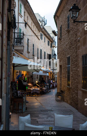 Coin de porte de sortie dans la rue étroite à Alcudia Banque D'Images