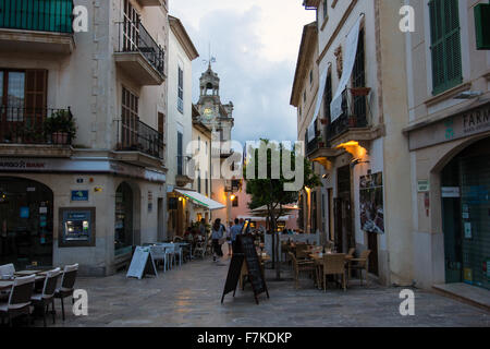 Coin de porte de sortie dans la rue étroite à Alcudia Banque D'Images