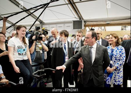 Le Bourget, France. 30 novembre, 2015. Le Président français François Hollande ainsi que l'écologiste Nicolas Hulot et le ministre français de l'environnement Ségolène Royale watch location power systems à la salle d'exposition climatique générations au cours de la Convention-cadre des Nations Unies sur le Changement Climatique COP21, au Parc des Expositions 1 décembre 2015 à l'extérieur de Paris Le Bourget, France. Banque D'Images