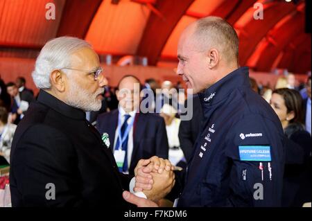 Le Bourget, France. 30 novembre, 2015. Le Premier Ministre indien Narendra Modi accueille le pilote de Solar Impulse, Bertrand Piccard a la séance d'ouverture de la COP21, Conférence des Nations Unies sur les changements climatiques 30 novembre 2015 en dehors de Paris Le Bourget, France. Banque D'Images