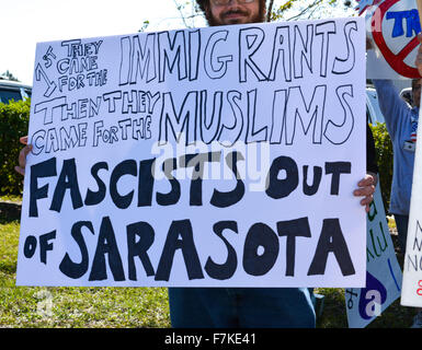 Un manifestant lors d'un rallye de Donald Trump à Sarasota, FL, est titulaire d'un signe annonçant un Trump fascistes et racistes Banque D'Images
