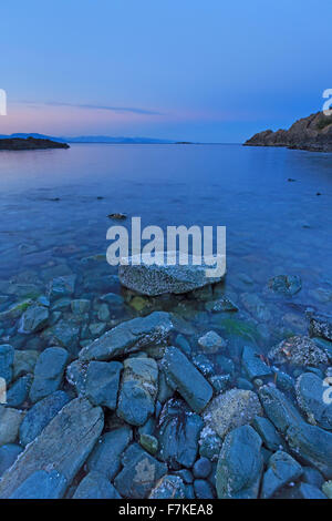 Coucher de soleil sur le détroit de Géorgie de Pipers Lagoon Parc Municipal, au nord de Nanaimo, île de Vancouver, Colombie-Britannique Banque D'Images