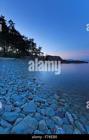 Coucher de soleil sur le détroit de Géorgie de Pipers Lagoon Parc Municipal, au nord de Nanaimo, île de Vancouver, Colombie-Britannique Banque D'Images