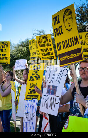 Holding signs manifestants dénonçant l'atout de Donald lors d'un rassemblement politique pour Trump à Sarasota, FL Banque D'Images