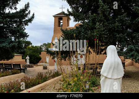 Le savez bien San Francisco de assise à Rancho de Taos, Nouveau Mexique a été en utilisation continue depuis plus de 200 ans. C'est un Banque D'Images