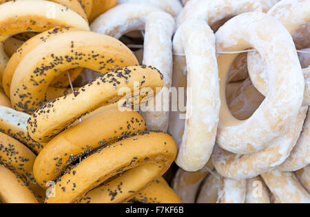 Bundles bagels aux graines de pavot et de sucre. Photo prise à la foire de printemps, en plein air. Close-up. Banque D'Images