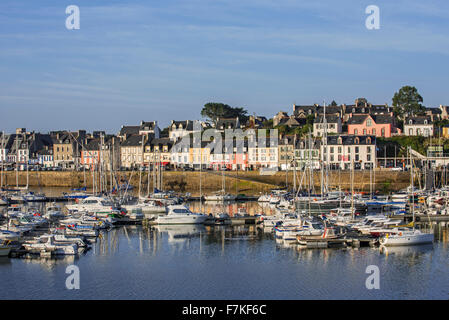 Les bateaux de plaisance et voiliers dans le port de Camaret-sur-Mer, Finistère, Bretagne, France Banque D'Images