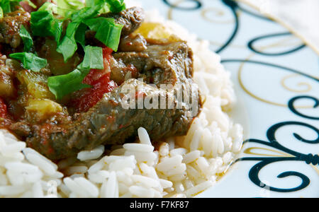 Alinazik kebab - home-style plat turc . surmonté de cubes d'agneau sautés, servi avec du riz pilaf. Banque D'Images