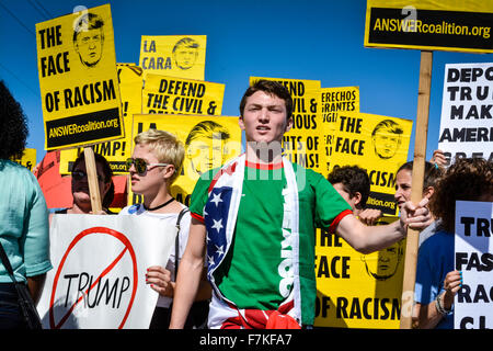 Holding signs manifestants dénonçant l'atout de Donald lors d'un rassemblement politique pour Trump à Sarasota, FL Banque D'Images