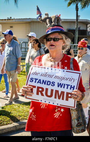 Senior woman with funny elephant hat holding sign appuyer Donald Trump pour le président assiste à la manifestation politique républicaine en Floride Banque D'Images