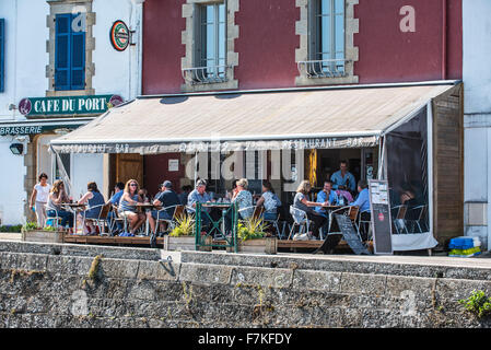 Les touristes au restaurant bar le long du quai à Douarnenez, Finistère, Bretagne, France Banque D'Images