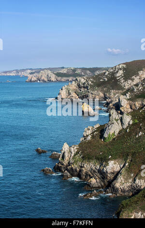 Les falaises de la mer à la pointe de Baie des Trépassés, Cléden-Cap-Sizun, Finistère, Bretagne, France Banque D'Images