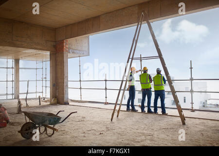 Les travailleurs de la construction au chantier de construction de grande hauteur Banque D'Images