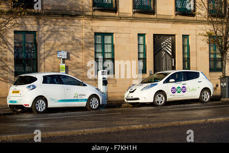 Deux voitures électriques garés à l 'Véhicules électriques uniquement' point de recharge à Dundee, Royaume-Uni Banque D'Images