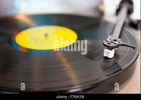 Lecture d'un disque vinyle sur une platine Banque D'Images